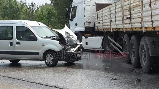 Hafif Ticari Otomobil Tır’a Çarptı 2 Yaralı 