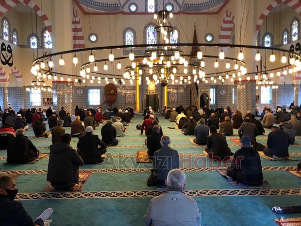 Haftalar sonra ilk Cuma namazı kılındı