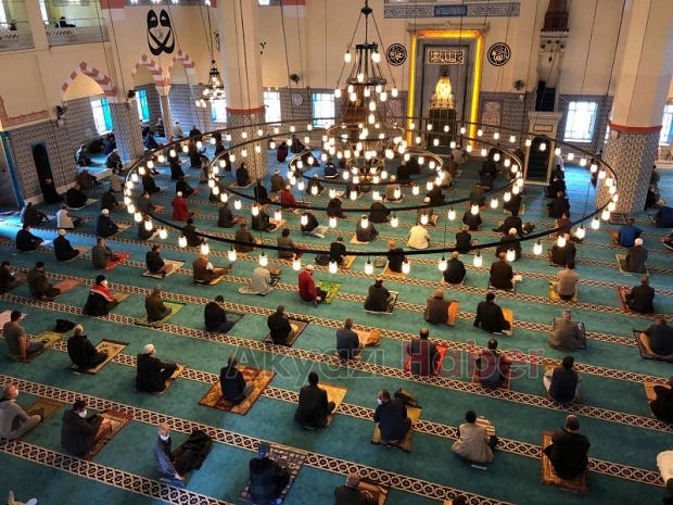 Haftalar sonra ilk Cuma namazı kılındı