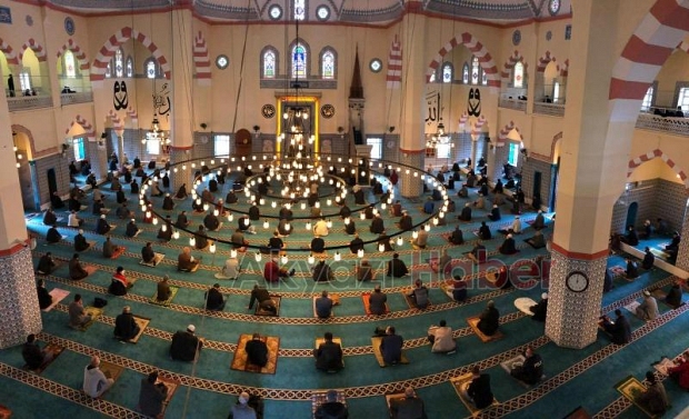 Haftalar sonra ilk Cuma namazı kılındı