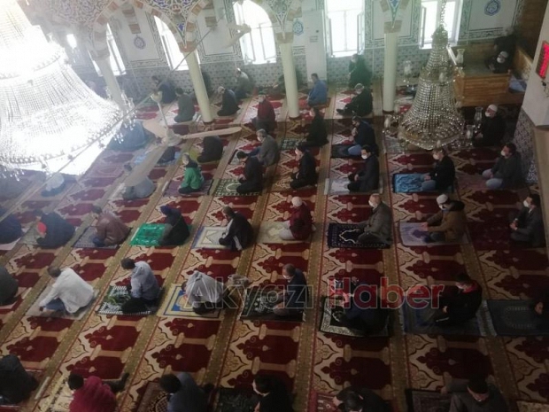 Haftalar sonra ilk Cuma namazı kılındı