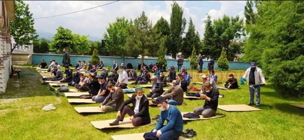Haftalar sonra ilk Cuma namazı kılındı