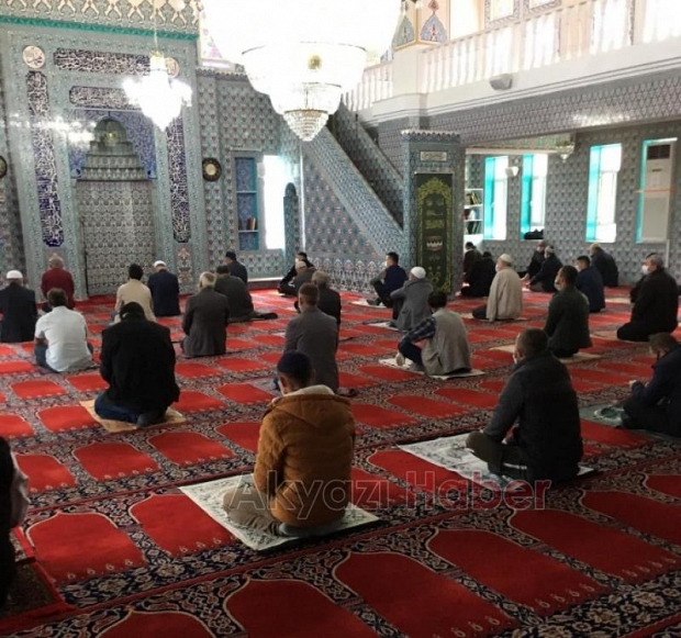 Haftalar sonra ilk Cuma namazı kılındı