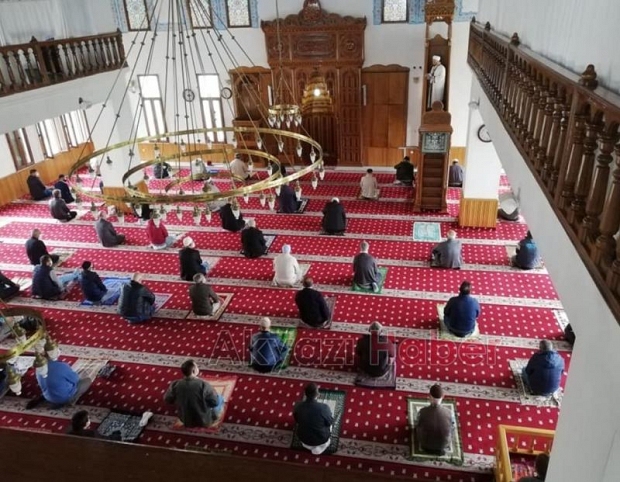 Haftalar sonra ilk Cuma namazı kılındı