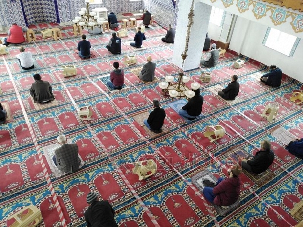 Haftalar sonra ilk Cuma namazı kılındı