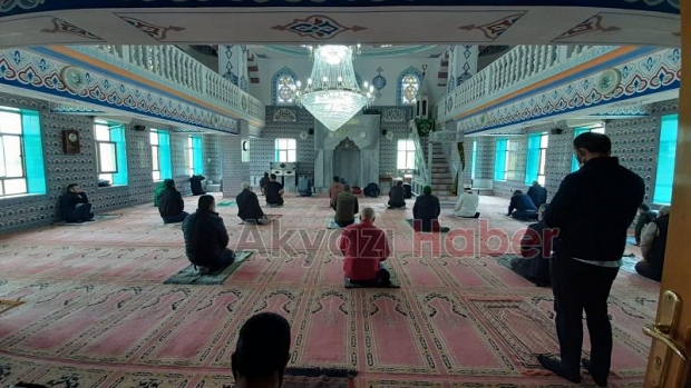 Haftalar sonra ilk Cuma namazı kılındı