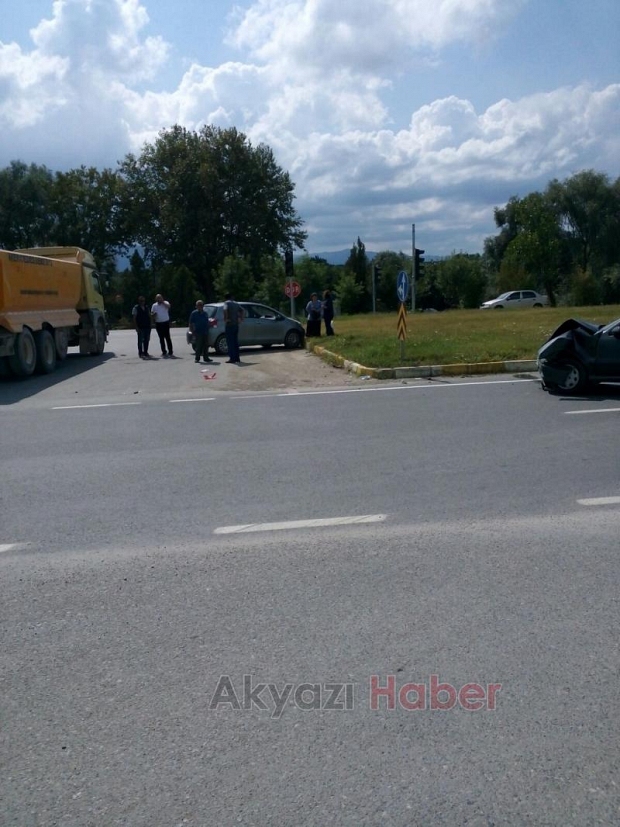Hastane Kavşağında Trafik Kazası 