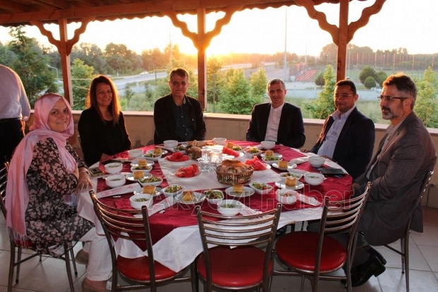Hastane personeli iftarda bir araya geldi