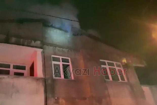 İki katlı evin çatısı Yangında kül oldu