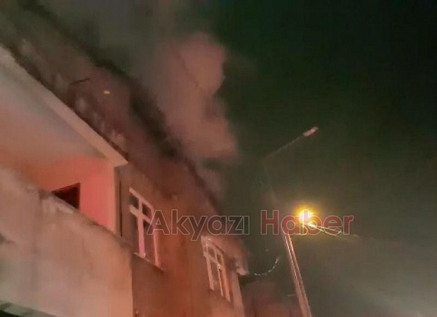 İki katlı evin çatısı Yangında kül oldu