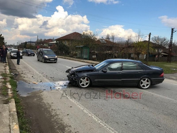 İki Otomobil Kafa Kafaya Çarpıştı