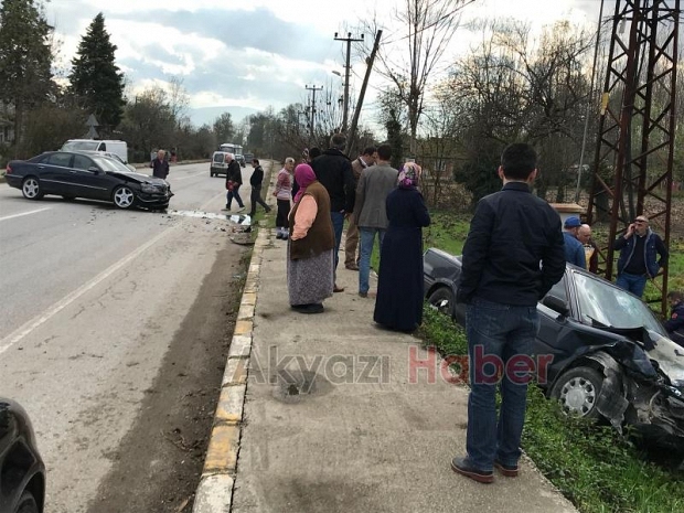 İki Otomobil Kafa Kafaya Çarpıştı