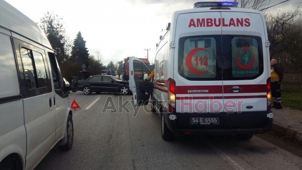 İki Otomobil Kafa Kafaya Çarpıştı