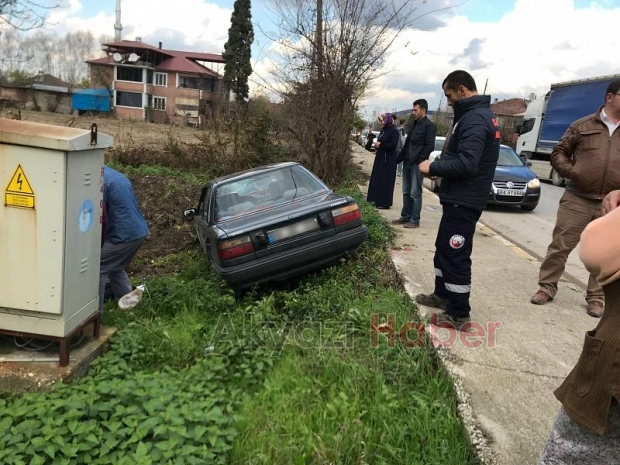 İki Otomobil Kafa Kafaya Çarpıştı