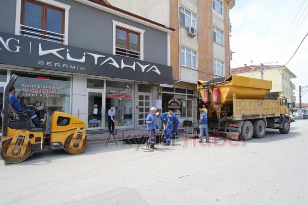 İLÇE MERKEZİNDE ASFALT YAMA ÇALIŞMALARI DEVAM EDİYOR