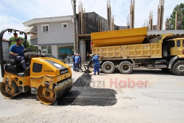 İLÇE MERKEZİNDE ASFALT YAMA ÇALIŞMALARI DEVAM EDİYOR