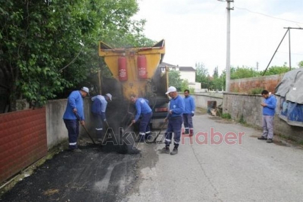 İLÇE MERKEZİNDE BOZUK YOLLARA ASFALT YAMASI