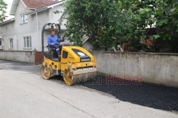 İLÇE MERKEZİNDE BOZUK YOLLARA ASFALT YAMASI