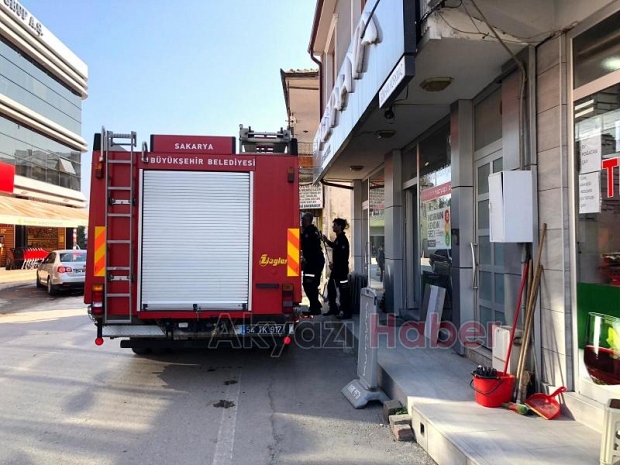 İş yerinde sıkışan kedi  İtfaiyecileri terletti