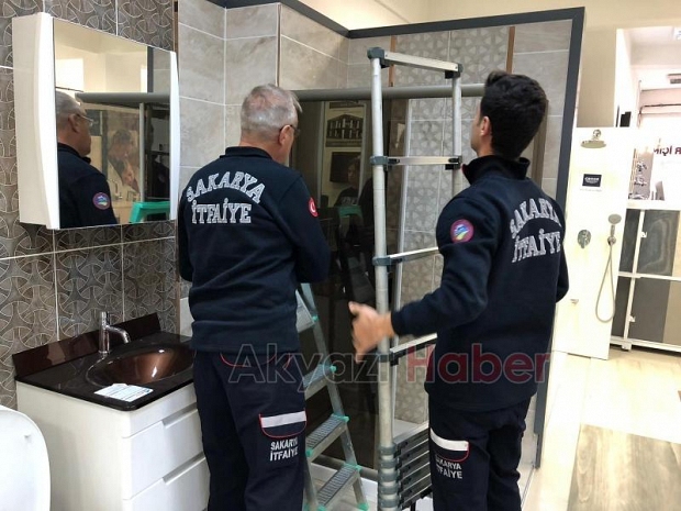İş yerinde sıkışan kedi  İtfaiyecileri terletti