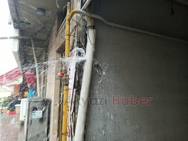 Islanmamak için saçakların altına girdiler