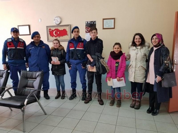 Jandarma dan başarılı öğrencilere kitap hediyesi