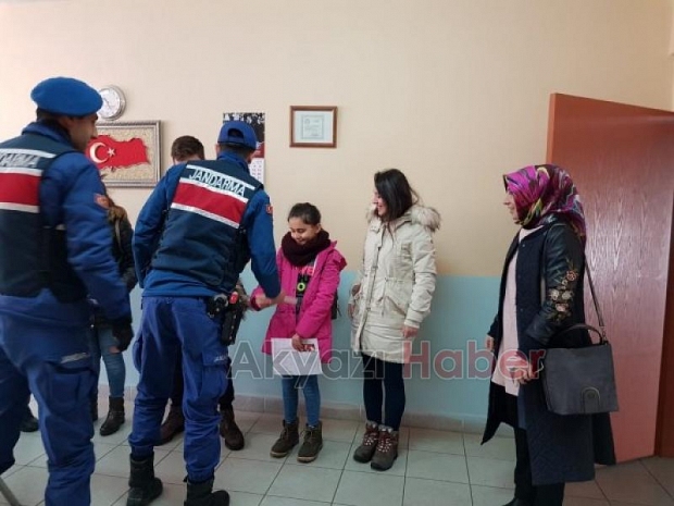Jandarma dan başarılı öğrencilere kitap hediyesi
