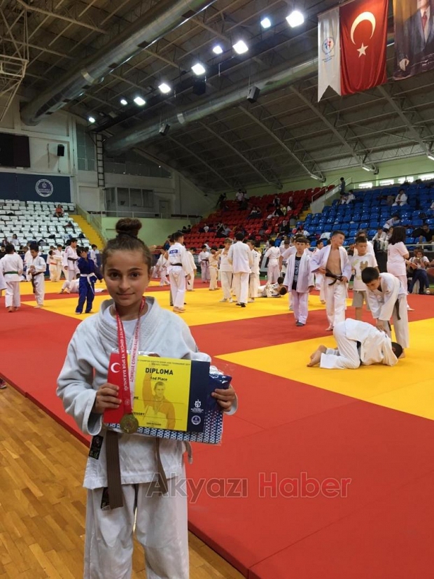 Judo Turnuvasında Akyazılı Ayşe Birinci Oldu