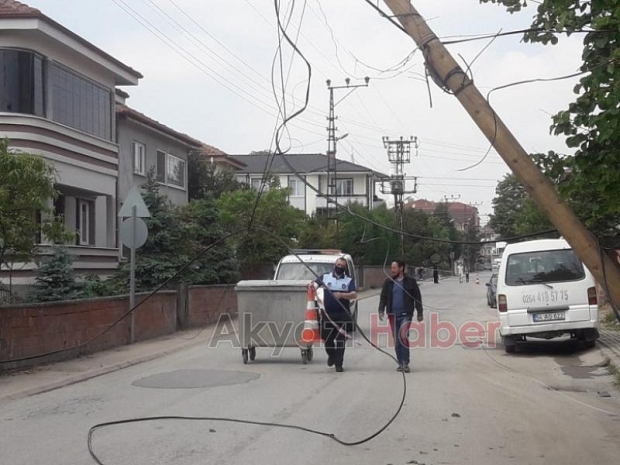 Kablolara takılan kamyon iki direği yıktı