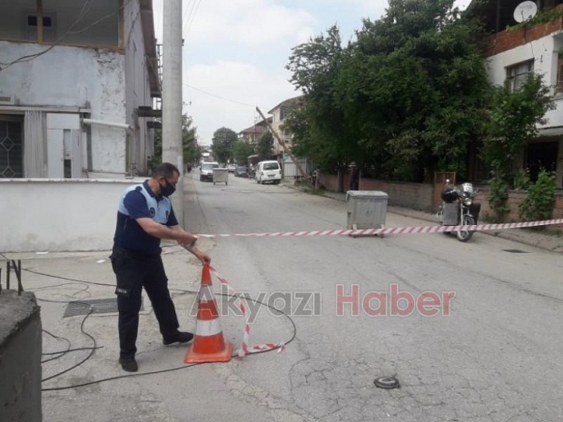 Kablolara takılan kamyon iki direği yıktı