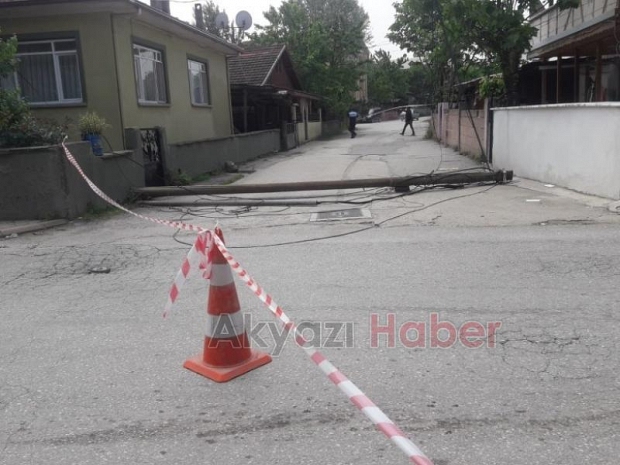 Kablolara takılan kamyon iki direği yıktı