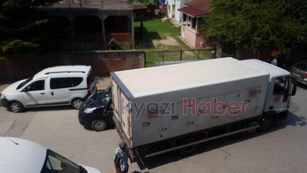 Kamyon Aracın Tamponuna Takıldı