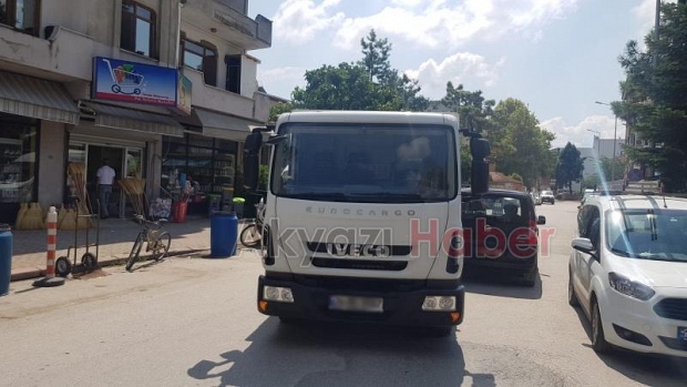 Kamyon Aracın Tamponuna Takıldı