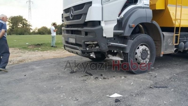 Kamyon İle Otomobil Çarpıştı
