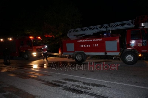 Akyazıda Kamyon Şarampole Yuvarlandı