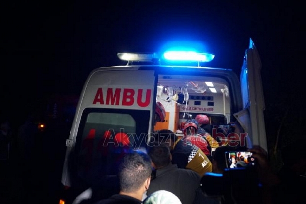 Akyazıda Kamyon Şarampole Yuvarlandı