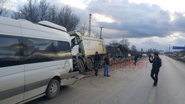 Kamyon Yolcu Minibüsüne Çarptı İki Yaralı