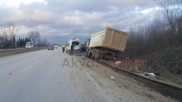 Kamyon Yolcu Minibüsüne Çarptı İki Yaralı