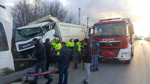 Kamyon Yolcu Minibüsüne Çarptı İki Yaralı