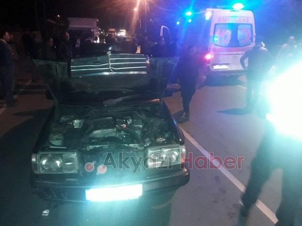 Kamyonet otomobile çarptı