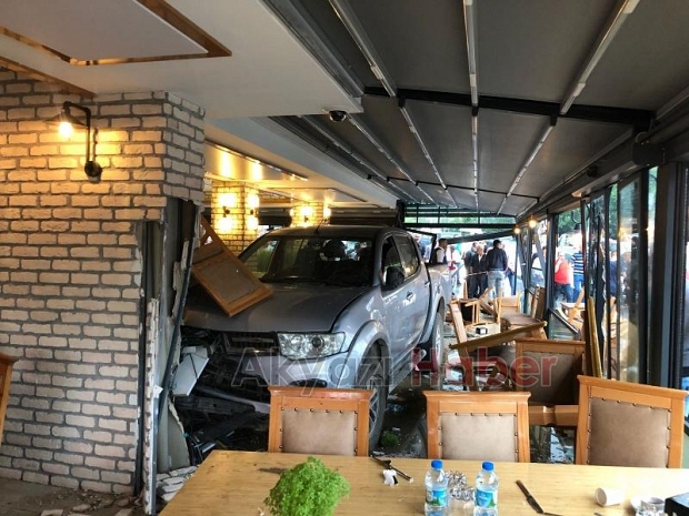Kamyonet restorana daldı Faciadan dönüldü