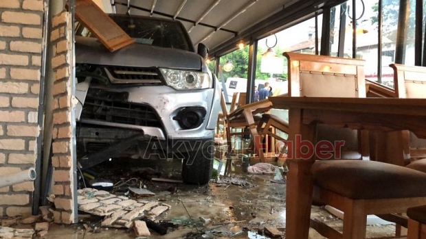 Kamyonet restorana daldı Faciadan dönüldü