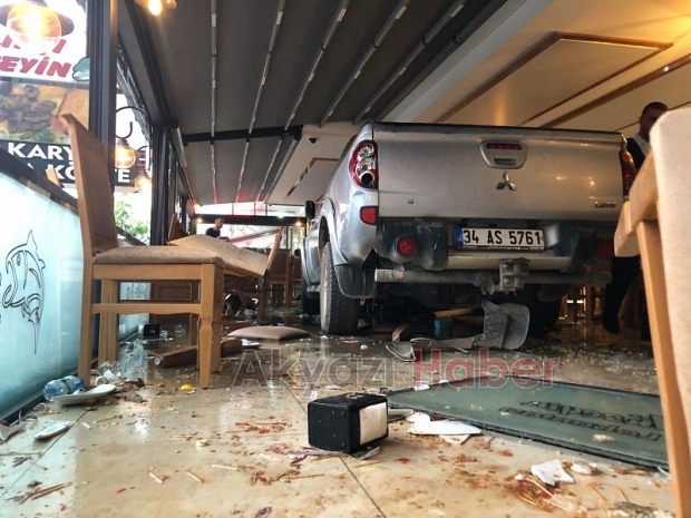 Kamyonet restorana daldı Faciadan dönüldü