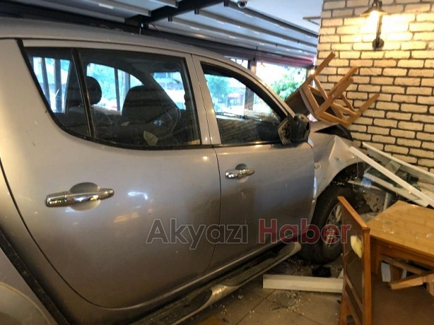 Kamyonet restorana daldı Faciadan dönüldü