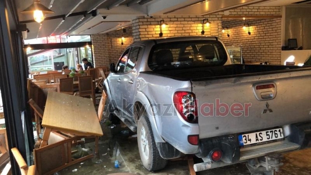 Kamyonet restorana daldı Faciadan dönüldü
