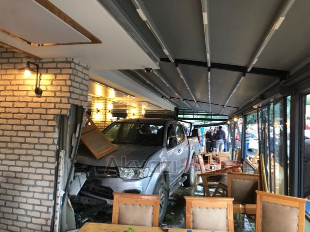 Kamyonet restorana daldı Faciadan dönüldü