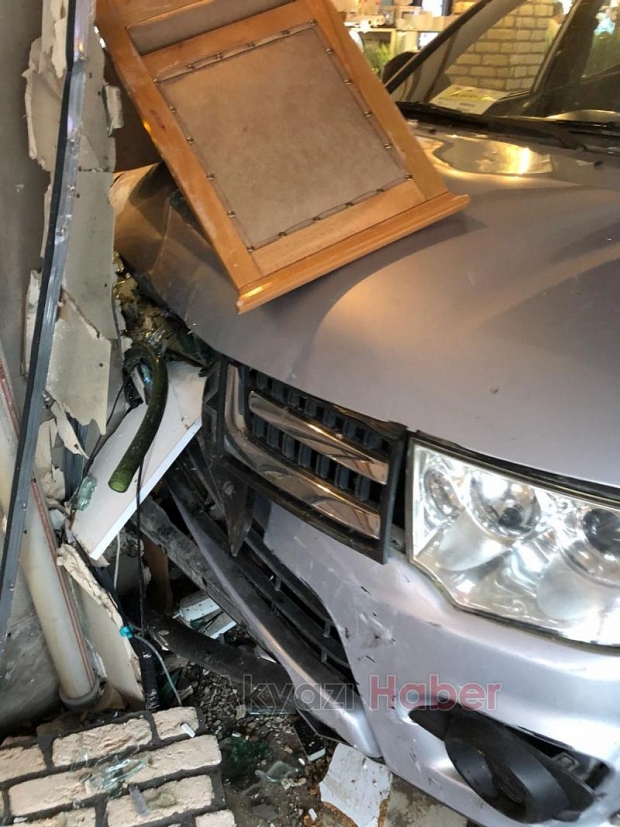 Kamyonet restorana daldı Faciadan dönüldü
