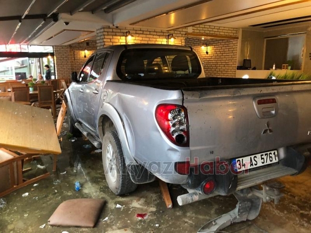 Kamyonet restorana daldı Faciadan dönüldü