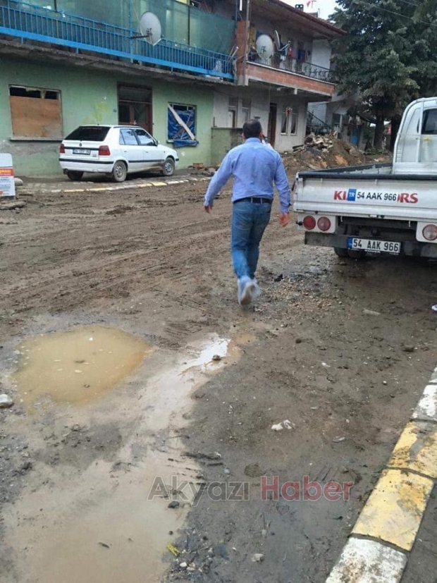 Karapürçekte yollar köstebek yuvasına döndü