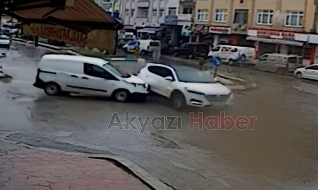 Kaza böyle geldi Dikkatsiz sürücü cipe çarptı